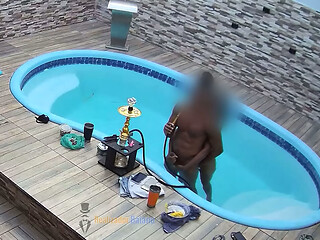 Corno grava Hotwife safada fodendo na piscina com o amante Realizador Baiano assistindo Jogo da Copa do mundo. #flagra , #vazado completo no Red