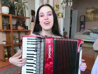 Brunette amateur webcam babe pleases pussy