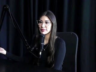 Ama a profiss&atilde_o de atendente, tinha contas secretas na pandemia, tem h&aacute_bito de bater siririca antes de dormir e nunca teve problema com os clientes - Melina Khalifa (WATCH ON: SHEER/RED)