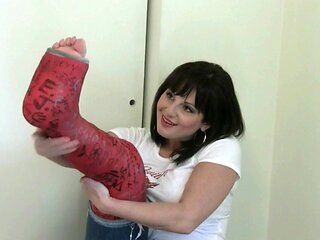 Milf Lola Lynn shows you her cast from her broken leg and her toes and she teases you and asks you to cum. JOI POV