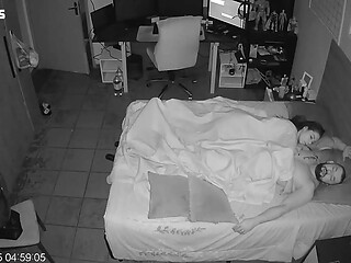 Eles fingem esquecer a c&acirc_mera como loucos no quarto