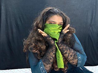 Akeli ladki ne apni chut mein ungali Dal ke Pani nikala