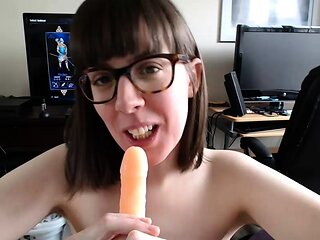 Natural brunette solo toying