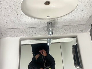 Lighskinboi security guard cums on the job