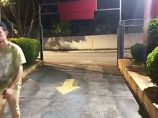 SEGURAN&Ccedil_A DE FAST FOOD PAGANDO BOQUETE NO CLIENTE PAUZUDO