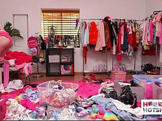BTS - Blonde Beauty Ashlyn Angel Teases In A Heated Backstage Shoo