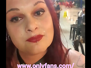Sissy Ariela fazendo cum walk na rua