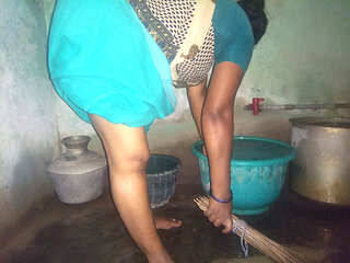 azhagana velaikari pundayai parthu rasikum veetu urimaiyalar  Kerala beauriful housewife sex