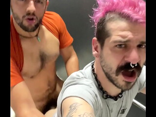Levando leitada de macho no banheir&atilde_o
