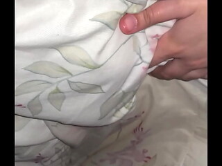 Latina curvy masturb&aacute_ndose en pantie fucsia hasta mojarlo todo