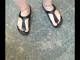 Birkenstocks und Nylonf&uuml_sse im Treppenhaus