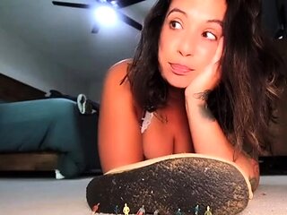 Dreaxoxo - Giantess Finds Shoe Cleaners FemDom