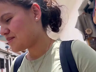 Ella rebota su culo gordo de lesbiana sobre mi
