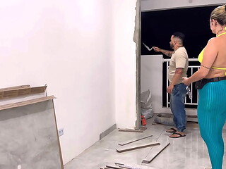 Pedreiro Tonho ficou com muito tes&atilde_o vendo sua patroa de roupa de academia! Quase o corno do seu marido pega ela sentando na pica do pedreiro e gozando muito na obra !