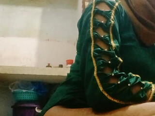 Green suit main sexy dikhti hui urvashi rani