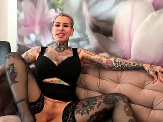 Hawt blonde Babe plays Solo in the xxx video