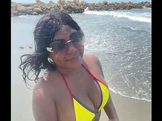 Hermanastra le gusta tener sexo en la playa con desconocidos