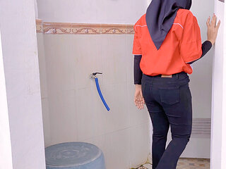 Petrol station employees and customers make appointments in public toilets to commit perverted acts