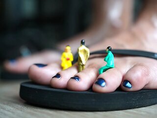 Giantess Steps On Little People