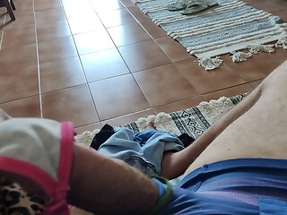 Meu marido brincando com minhas calcinhas e batendo punheta pra mim na hora que sair pra fazer um job com seguidor