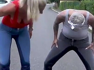 Street Pissing Girls
