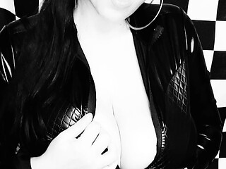 Big boob brunette masturbates on webcam