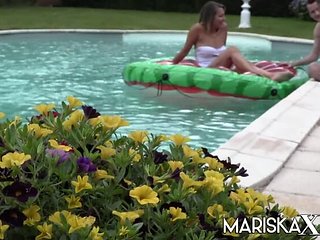 MARISKAX Carollina Cherry's poolside DP