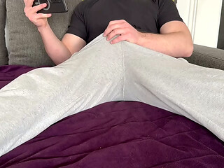 Deutscher Daddy mit gro&szlig_em Schwanz in grauer Jogginghose schaut Porno und spritzt ab - PhantomGentX