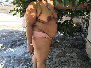 Desi Beauty in Skirt and White Getting Nude