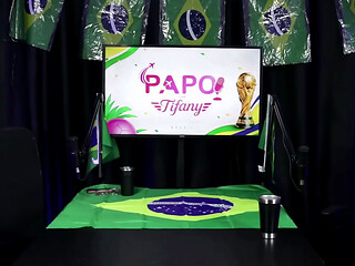 Safada mostra a buceta gostosa ap&oacute_s falar que teve o cu toda chupada com um gosto estranho, e homem de pau mole na grava&ccedil_&atilde_o a irrita - Tiffany Carioca (World Cup Special)