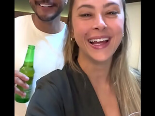 &quot_Vem ver Corno, olha o que esse pau faz com sua esposinha&quot_ - Esse casada brasileira &eacute_ uma delicia, Fodeu neg&atilde_o pauzudo e ainda humilhou o corno