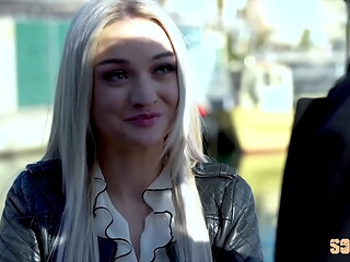 Nathalie, belle blonde, se fait d&eacute_truire le fiak