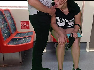 a garota de vestido sem calcinha no trem deu uma punheta para um estranho e um boquete em p&uacute_blico