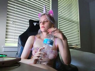 Hot amateur webcam teen masturbates for their fans
