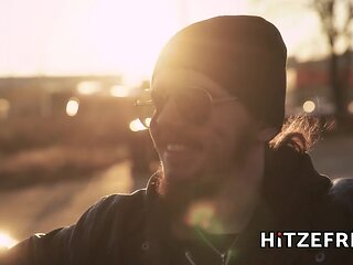 Hot online date in the car - Hitzefrei