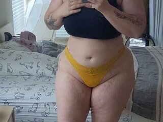 Sexy hottie Anetta Keys enjoys a solo toy masturbation