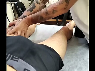 Amigo casado ficou excitado com a massagem e o pau pulsava sem parar