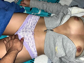 &iquest_Qu&eacute_ edad ? Chica tierna es seducida por hombre mayor mientras est&aacute_n solo en la casa Real y Casero