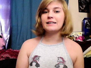 Amateur Webcam Cute Teen Plays Solo with Big Dildo