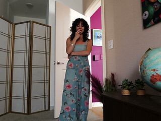 Size Queen House Sitter