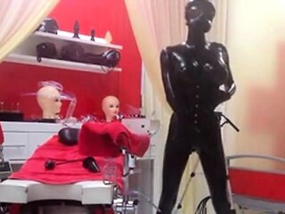 Kylies Latex-Webcamshow BDSM-Spa im Studio