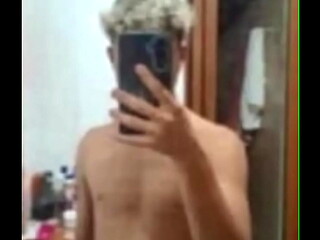 Foto do jhonatan do grupo do zapzap sem camisa com volume russo no shorts