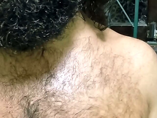 Peludo suado depois de um treino se preparando para o banho