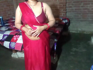 Laal Sari Me Bhabhi Ji Looks Very Hot and Sexy.