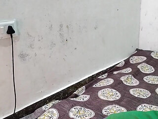 Desi aunty ko nanga kar diya paani paani nikala