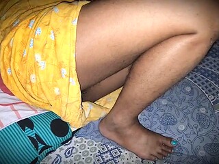 Bhabhi ke sath Soya toh bhabhi ne Raat ko lund pakad liya