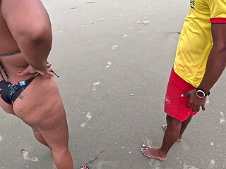 Nicoly safada seduz bombeiro na praia e senta na rola dele no meio do mato