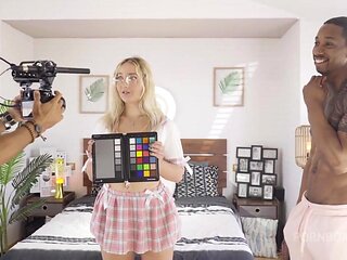 Nuestra companera de piso no tiene dinero para su habitacion