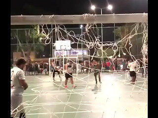 Magrinho se diverte com (janiel a fera) em pra&ccedil_a p&uacute_blica