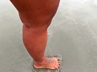 Fetiche por p&eacute_s solinhas sujas, molhadas e descal&ccedil_o na rua